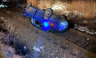 ACCIDENT în Cluj: Cu roţile în sus pe calea ferată. Şoferul, un adolescent de 16 ani