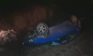 ACCIDENT în Cluj: Cu roţile în sus pe calea ferată. Şoferul, un adolescent de 16 ani
