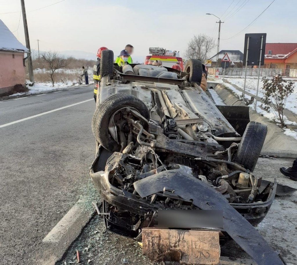 Accident sau cascadorie în judeţul Cluj? Cu roţile în sus, dar teferi şi nevătămaţi