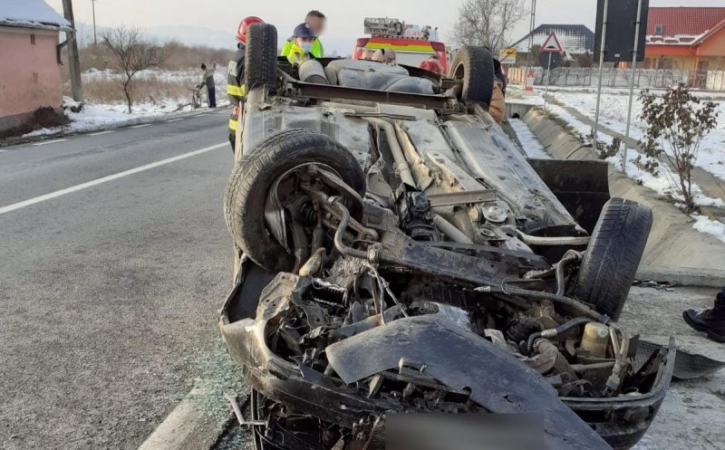 Accident sau cascadorie în judeţul Cluj? Cu roţile în sus, dar teferi şi nevătămaţi