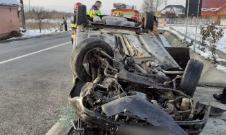Accident sau cascadorie în judeţul Cluj? Cu roţile în sus, dar teferi şi nevătămaţi
