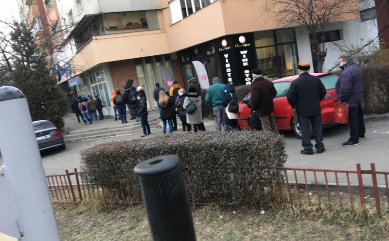 Coadă cu distanţare pentru plata impozitelor în Mănăştur la -5 grade Celsius