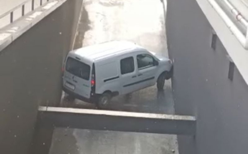 Încă o "victimă" a poleiului... Șofer rămas blocat pe rampa de ieșire din parcare