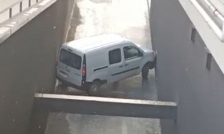 Încă o "victimă" a poleiului... Șofer rămas blocat pe rampa de ieșire din parcare