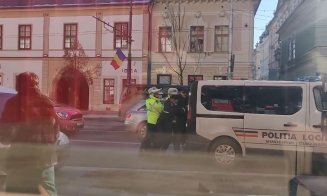 Scandal în plină stradă, în centrul Clujului! Bărbat încătușat și băgat în dubă de polițiști