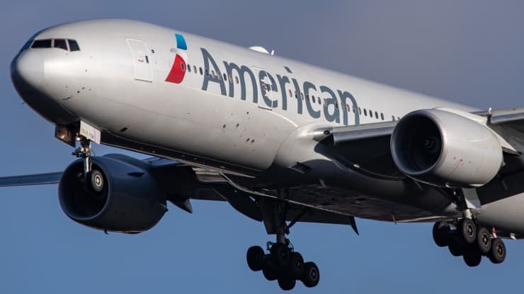 Avion întors din drum la jumătatea distanței pentru că o pasageră a refuzat să poarte mască