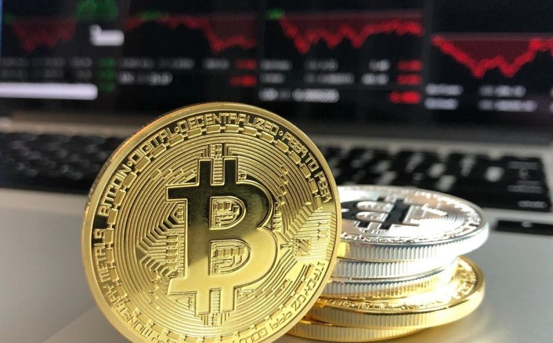 Piața criptomonedelor o ia la vale. Cât a scăzut Bitcoin în ultima zi și de ce