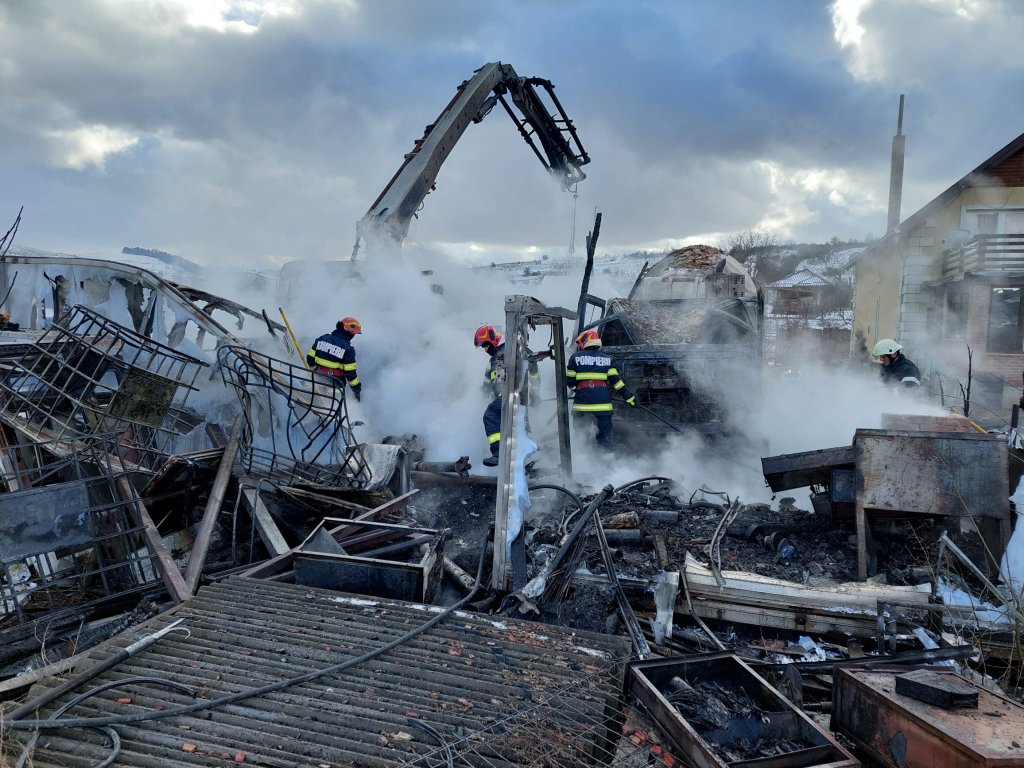 Explozie urmată de un incendiu într-un garaj din Cluj