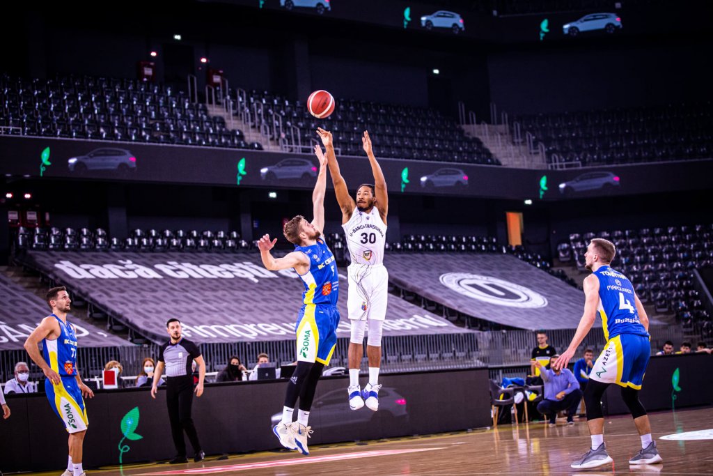 Elijah Stewart, cel mai eficient baschetbalist din Liga Națională la aruncările de 3 puncte. Alți doi jucători de la U-BT în Top 10