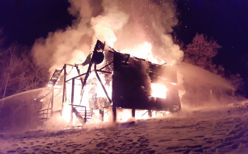 Cabană mistuită de flăcări într-o localitate din Cluj, pe un ger de  -18 grade. Ce a provocat incendiul