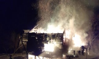 Cabană mistuită de flăcări într-o localitate din Cluj. Ce a provocat incendiul