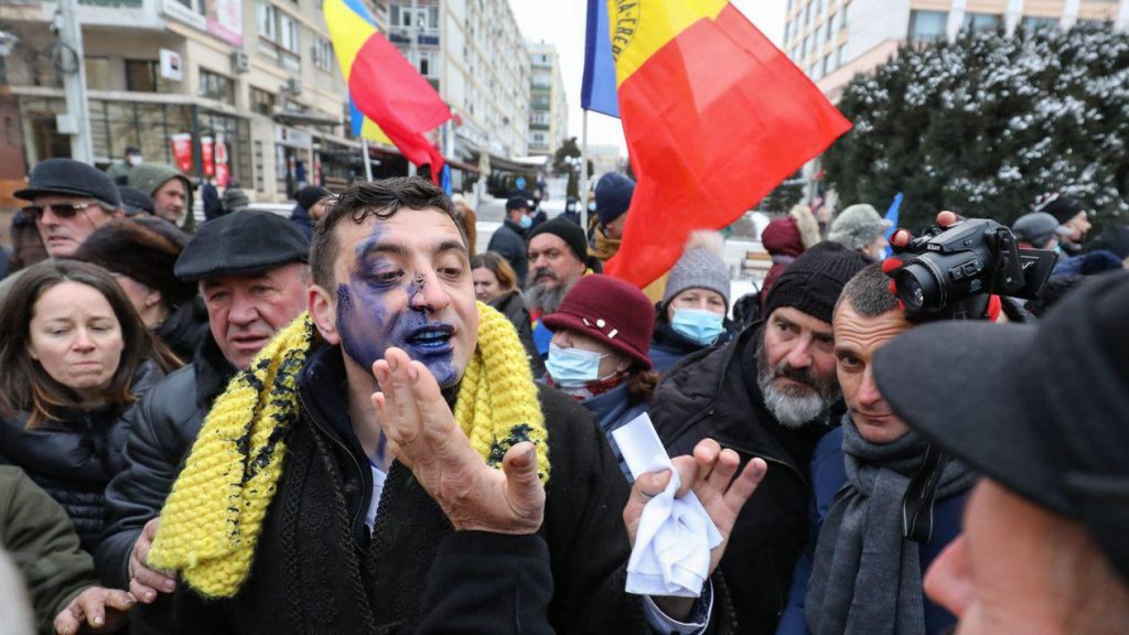 George Simion, stropit cu cerneală în timpul manifestărilor organizate în Piaţa Unirii din Iași