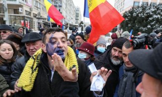 George Simion, stropit cu cerneală în timpul manifestărilor organizate în Piaţa Unirii din Iași