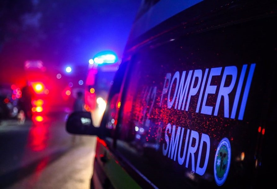 ACCIDENT în Cluj: A intervenit descarcerarea pentru a salva o femeie cu traumatisme multiple dintr-un autoturism răsturnat în afara drumului