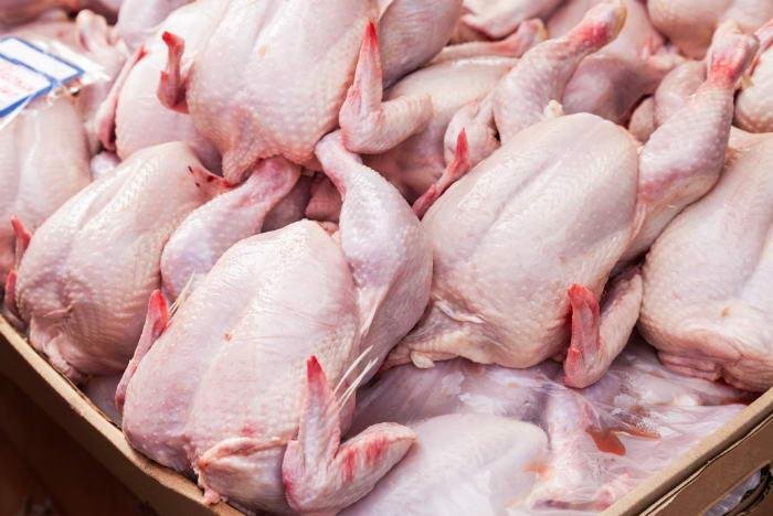 Atenție! Pulpe de pui infectate cu salmonella, într-un mare lanț de magazine