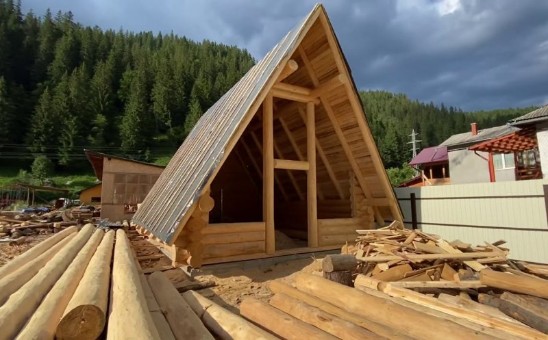 A apărut ţeapa "cabana”! Un bărbat a angajat niște ”meșteri” ca să îi ridice o cabană. Cu ce s-a ales