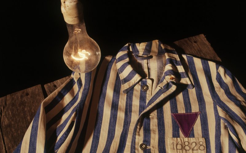 Martorii lui Iehova, victime ale Holocaustului pentru credința lor creștină, neutralitate şi refuzul de a folosi salutul „Heil Hitler”