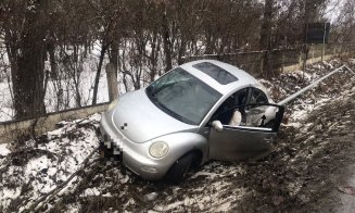 Accident Cluj: Mașină azvârlită de pe drum după un impact cu un camion. O tânără a ajuns la spital