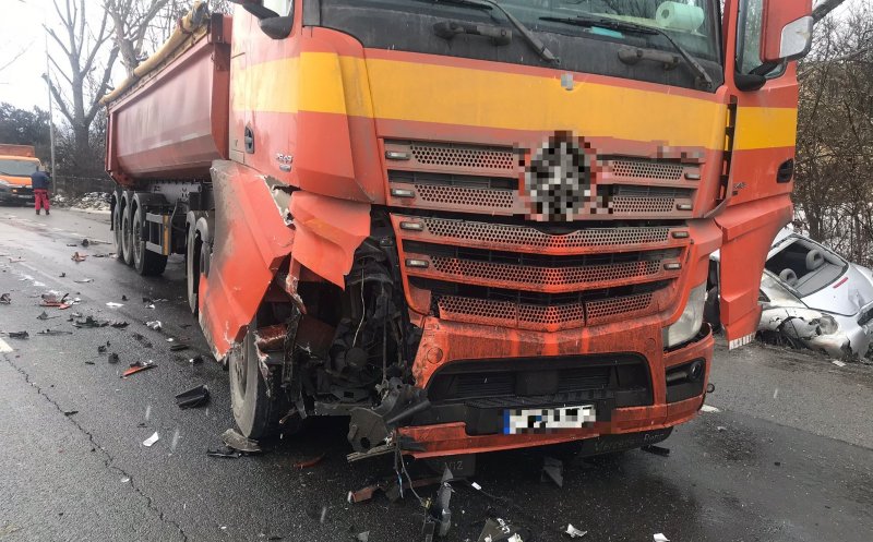Accident Cluj: Mașină azvârlită în șanț după un impact cu un camion. O tânără a ajuns la spital