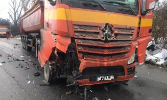 Accident Cluj: Mașină azvârlită în șanț după un impact cu un camion. O tânără a ajuns la spital