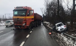 Accident Cluj: Mașină azvârlită de pe drum după un impact cu un camion. O tânără a ajuns la spital