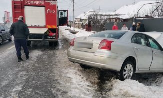Accident într-o localitate din Cluj. O femeie s-a izbit de un podeț / Trei persoane au ajuns la spital