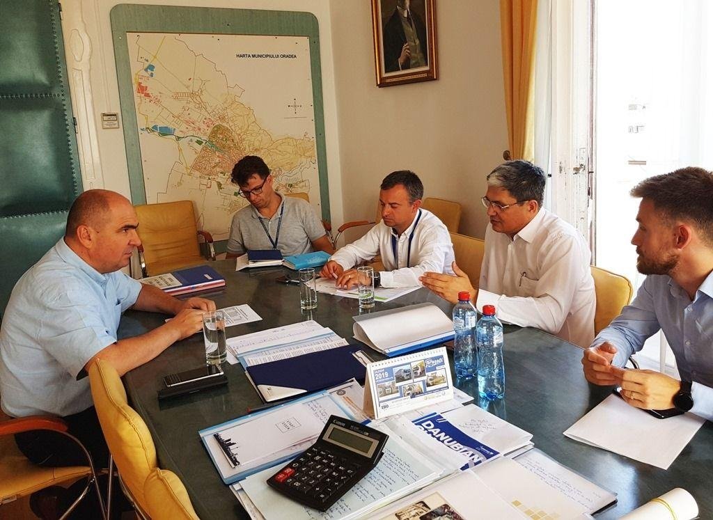 Bolojan pune GPS pe mașinile Consiliului Județean Bihor și pe cele de la instituțiile subordonate