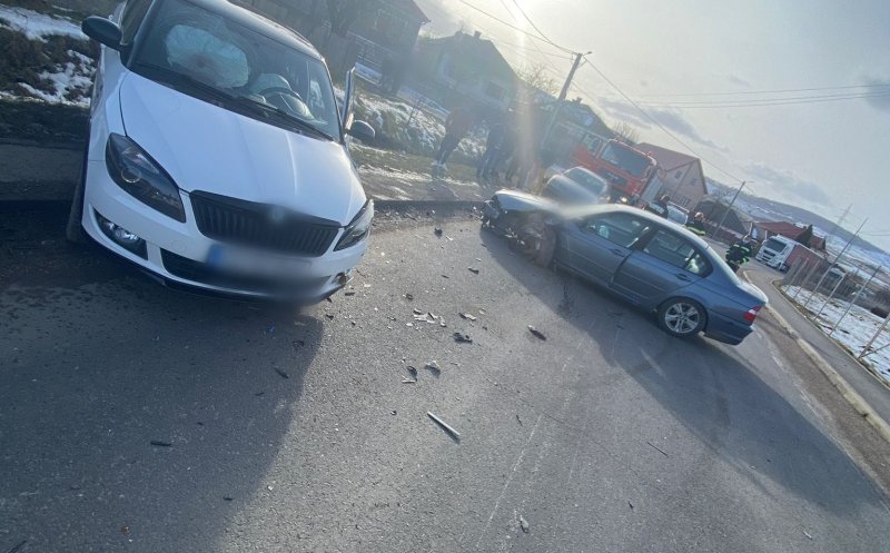 Impact frontal între două mașini la Cluj. O femeie și un copil, transportați la spital