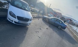 Impact frontal între două mașini la Cluj. O femeie și un copil, transportați la spital
