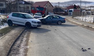 Impact frontal între două mașini la Cluj. O femeie și un copil, transportați la spital