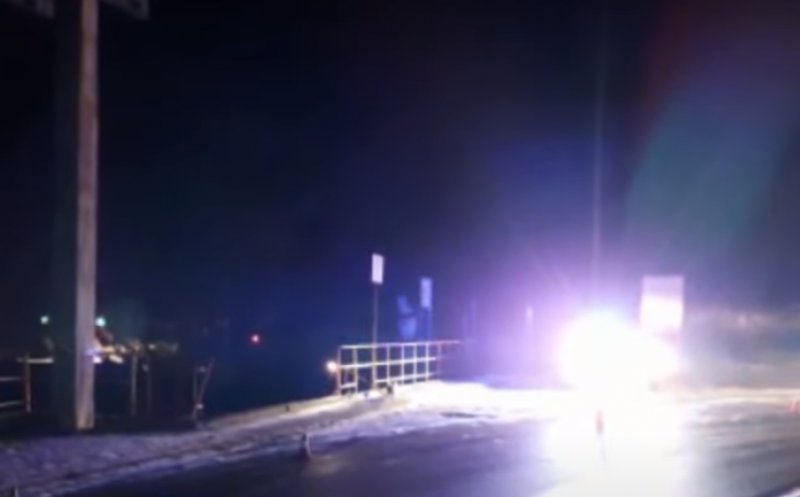 Apel la 112 pentru o maşină căzută în Tarniţa. O echipă de scafandri a căutat maşina şi eventualii supravieţuitori