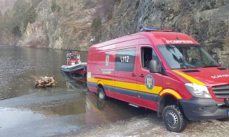 Apel la 112 pentru o maşină căzută în Tarniţa. O echipă de scafandri a căutat maşina şi eventualii supravieţuitori