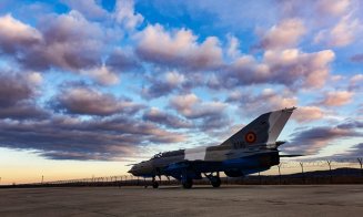 Dîncu şi Iohannis, descind la Cluj. Vizită de informare la Baza Aeriană de la Câmpia Turzii