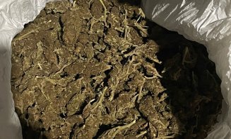 Traficanți de droguri, prinși la vânzare cu o pungă plină de cannabis