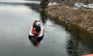 IMAGINI de la acţiunea scafandrilor care au scos din Tarniţa cadavrele a doi bărbaţi. Aceştia au plonjat cu maşina în lac