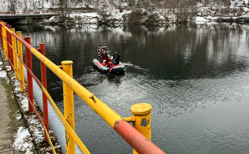 IMAGINI de la acţiunea scafandrilor care au scos din Tarniţa cadavrele a doi bărbaţi. Aceştia au plonjat cu maşina în lac