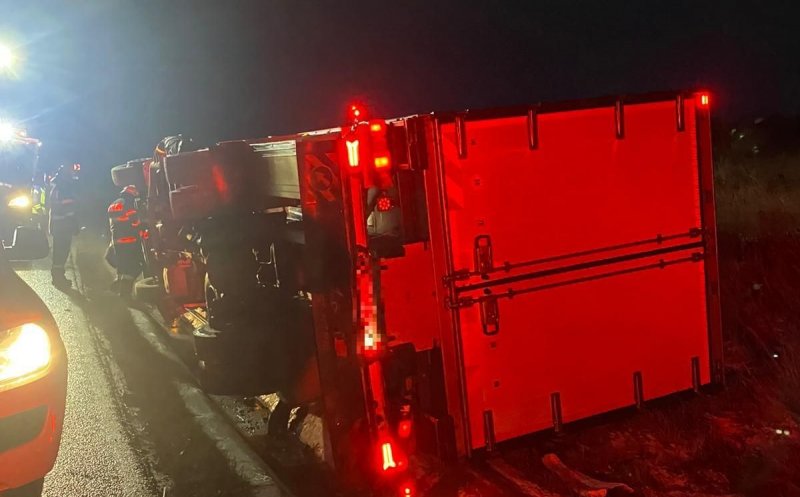 Camion răsturnat pe centura Vâlcele - Apahida. Şoferul a ajuns la spital