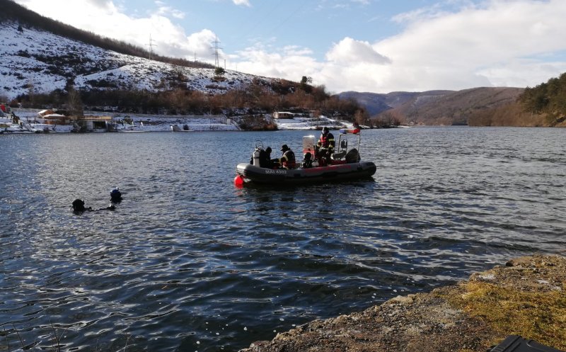 Scafandrii au reluat căutările în lacul Tarnița. În mașină ar mai putea fi o persoană