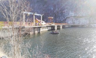 Scafandrii au reușit să scoată mașina căzută în Tarnița