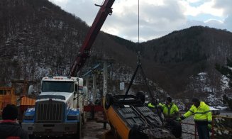 Scafandrii au reușit să scoată mașina căzută în Tarnița