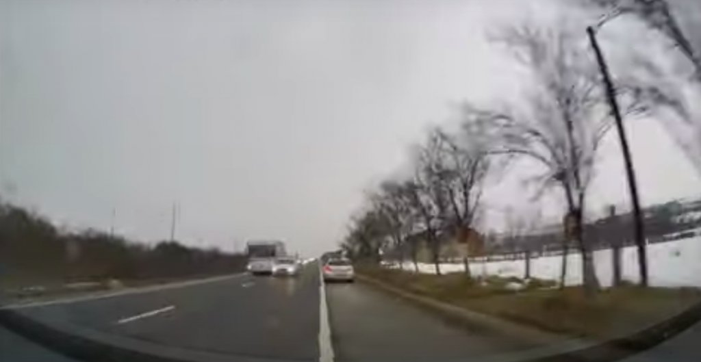 Depășire periculoasă la Cluj. Un șofer, la un pas de moarte, în încercarea de a depăși un autobuz 