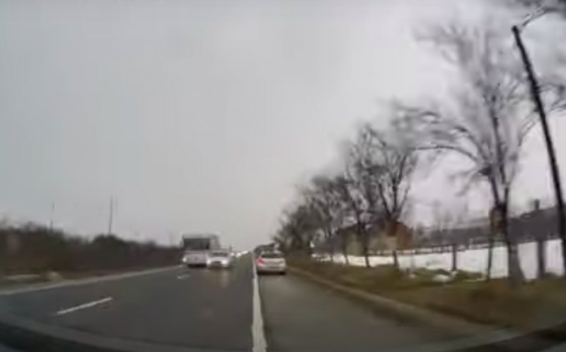 Depășire periculoasă la Cluj. Un șofer, la un pas de moarte, în încercarea de a depăși un autobuz 