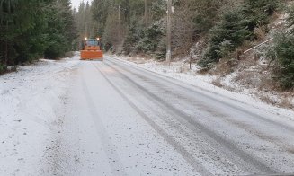 Polei pe mai multe drumuri din Cluj. Drumarii au intervenit cu sute de tone de material antiderapant