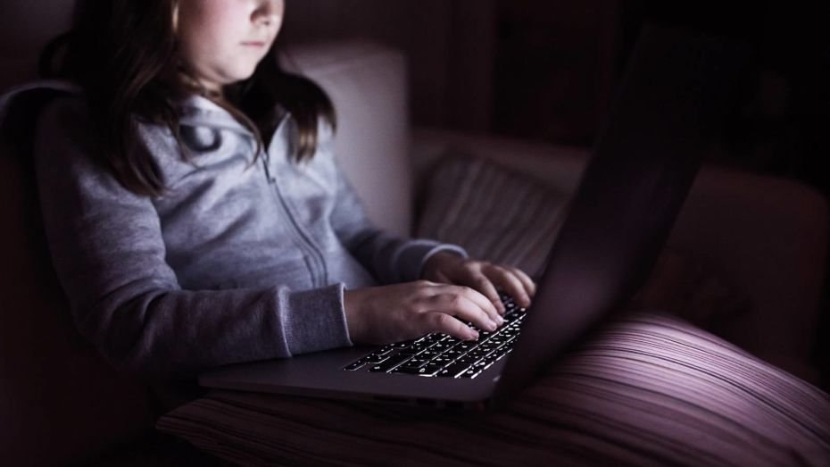 ALARMANT! 20% dintre copii afirmă că li s-au cerut pe Internet imagini nud sau într-o ipostază sexuală - studiu