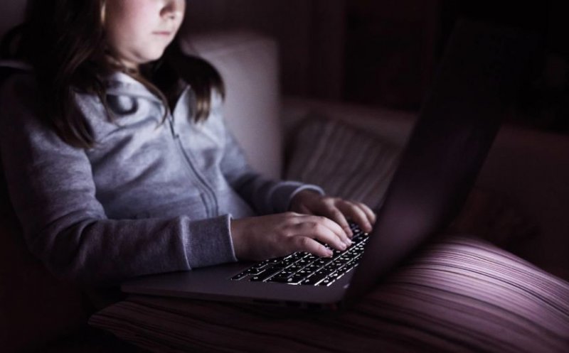 ALARMANT! 20% dintre copii afirmă că li s-au cerut pe Internet imagini nud sau într-o ipostază sexuală - studiu