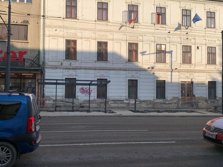 Stația de autobuz pe B-dul 21 Decembrie rămâne lângă Sora, în fața liceului  Brassai Samuel