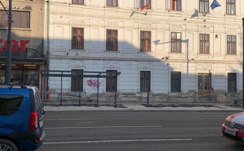 Stația de autobuz pe B-dul 21 Decembrie rămâne lângă Sora, în fața liceului  Brassai Samuel