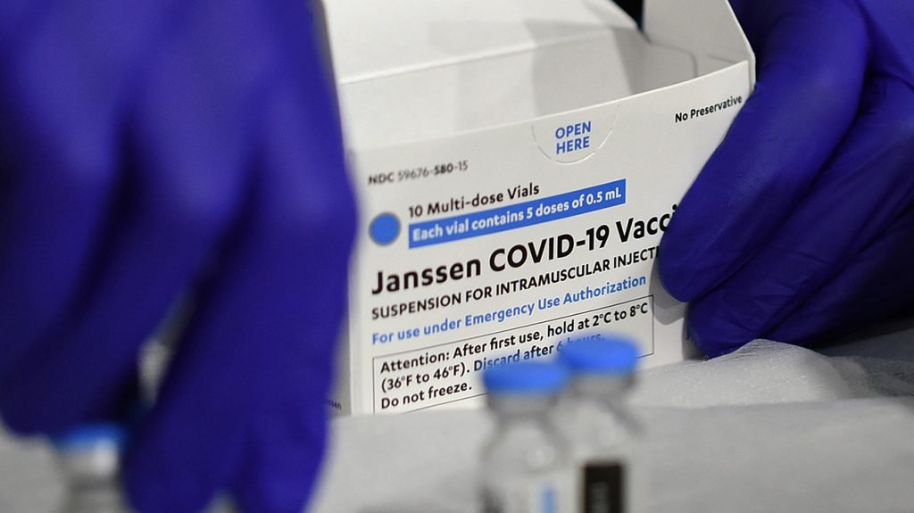 Johnson&Johnson a sistat temporar producția vaccinului său anti-COVID