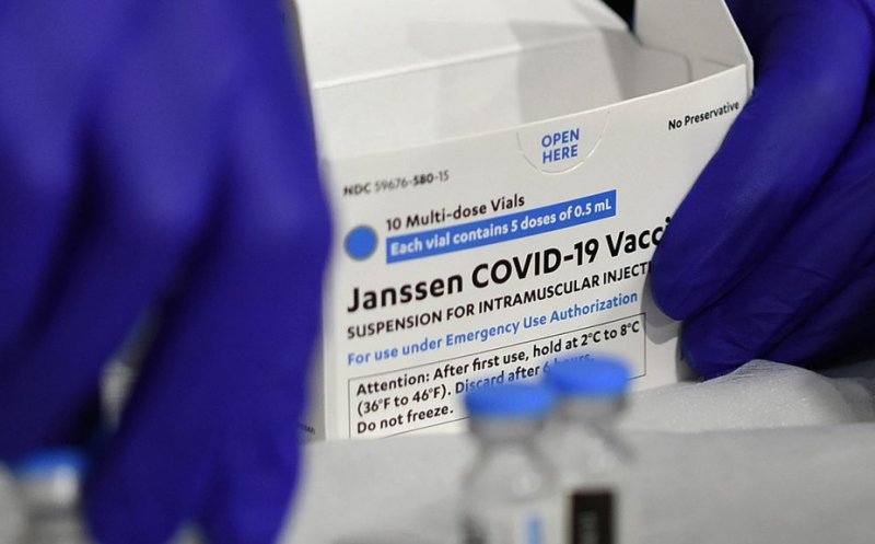 Johnson&Johnson a sistat temporar producția vaccinului său anti-COVID