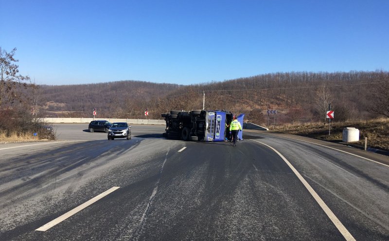 Cluj: Camion răsturnat într-o curbă, în Topa Mică